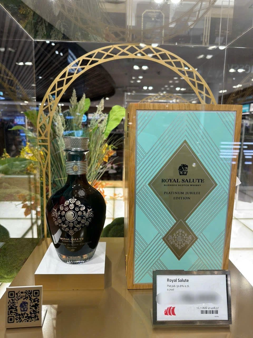 Hình ảnh thứ hai củaRượu Royal Salute Platinum Jubilee Edition hàng hiếm